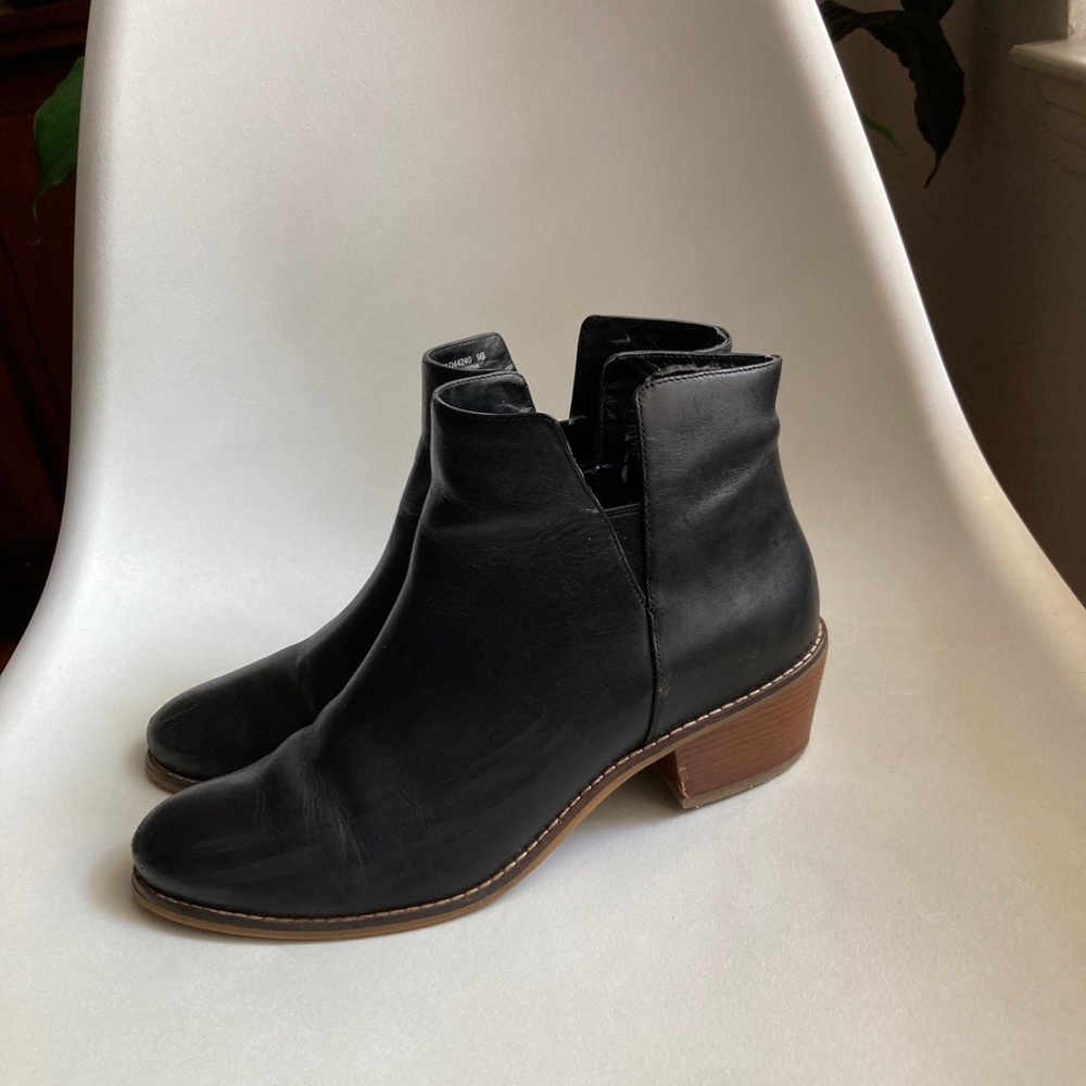 Cole Haan black leather heeled ankle boots, size 9.